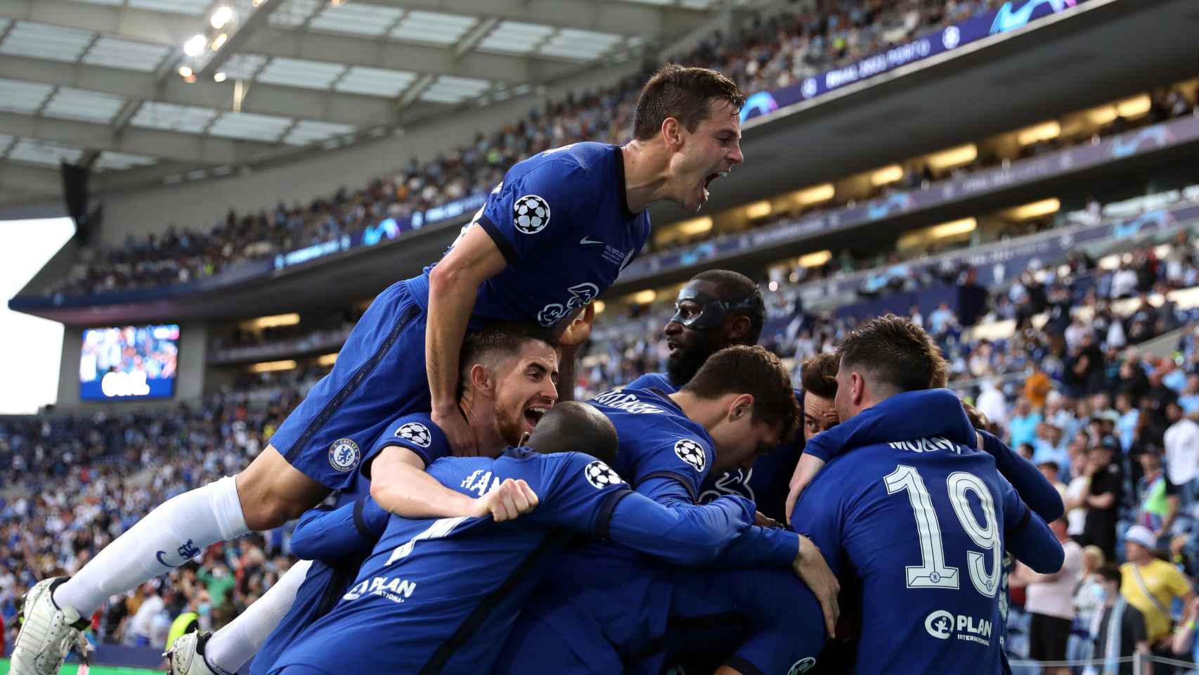 Los jugadores del Chelsea, celebrando el gol contra el City que les dio la Champions League / EFE