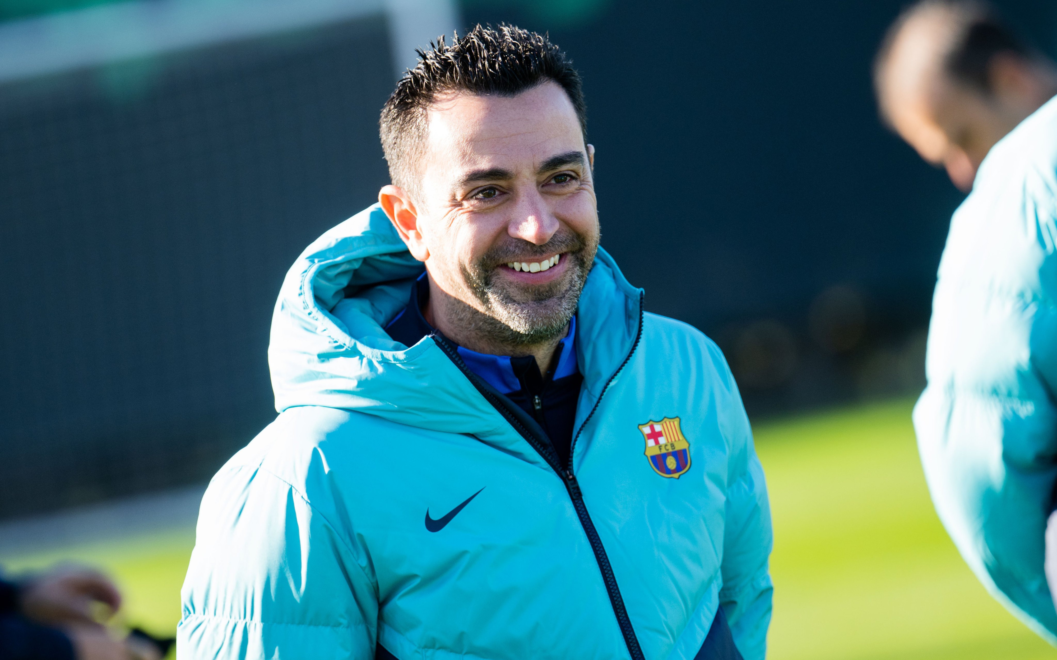Xavi Hernández, sonriente durante el entrenamiento del Barça / FCB