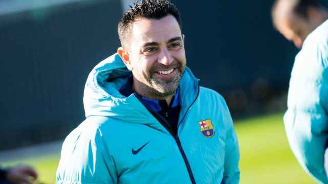 Xavi Hernández, sonriente durante el entrenamiento del Barça / FCB