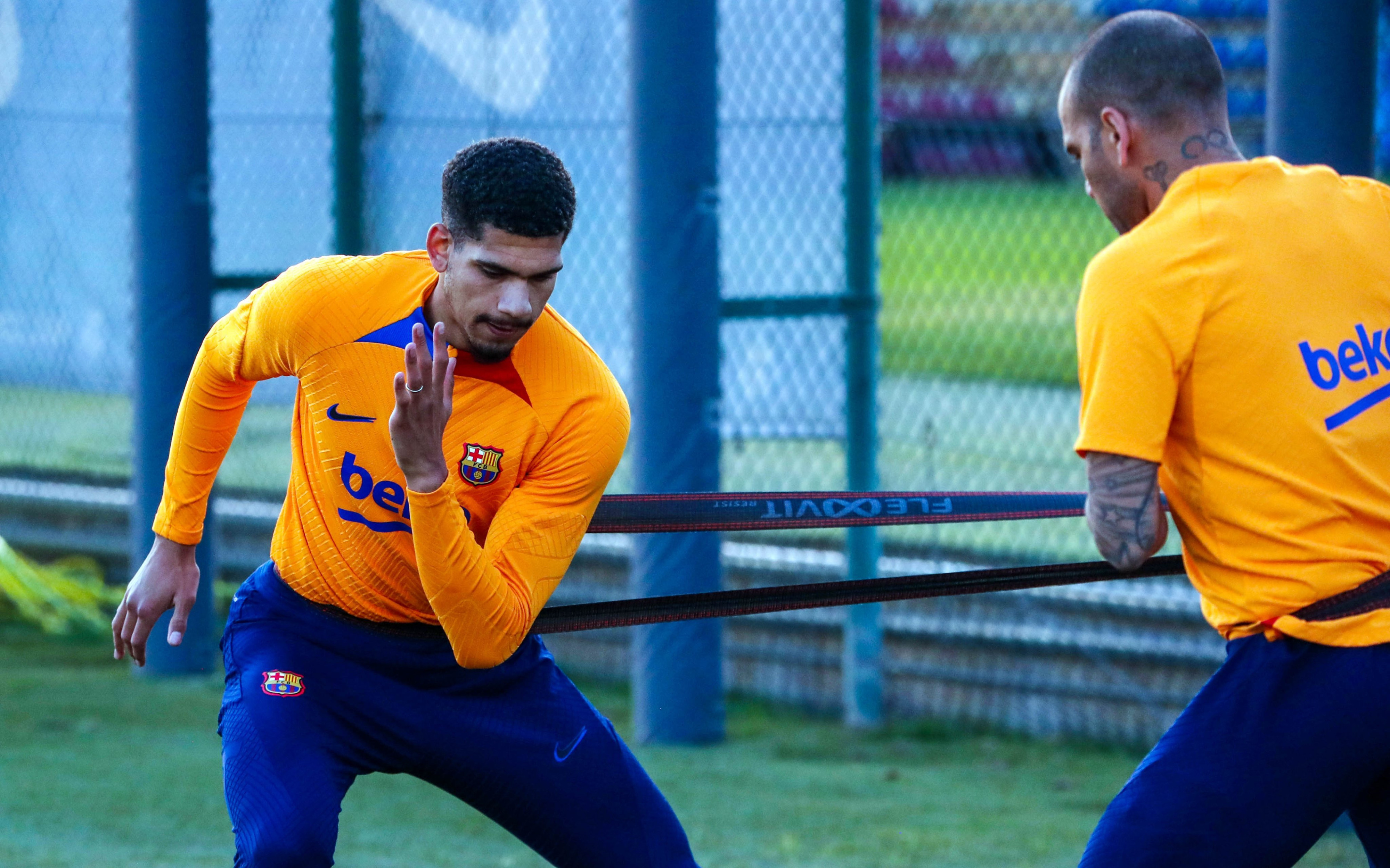 Ronald Araujo, trabajando duro en un entrenamiento con el Barça / FCB