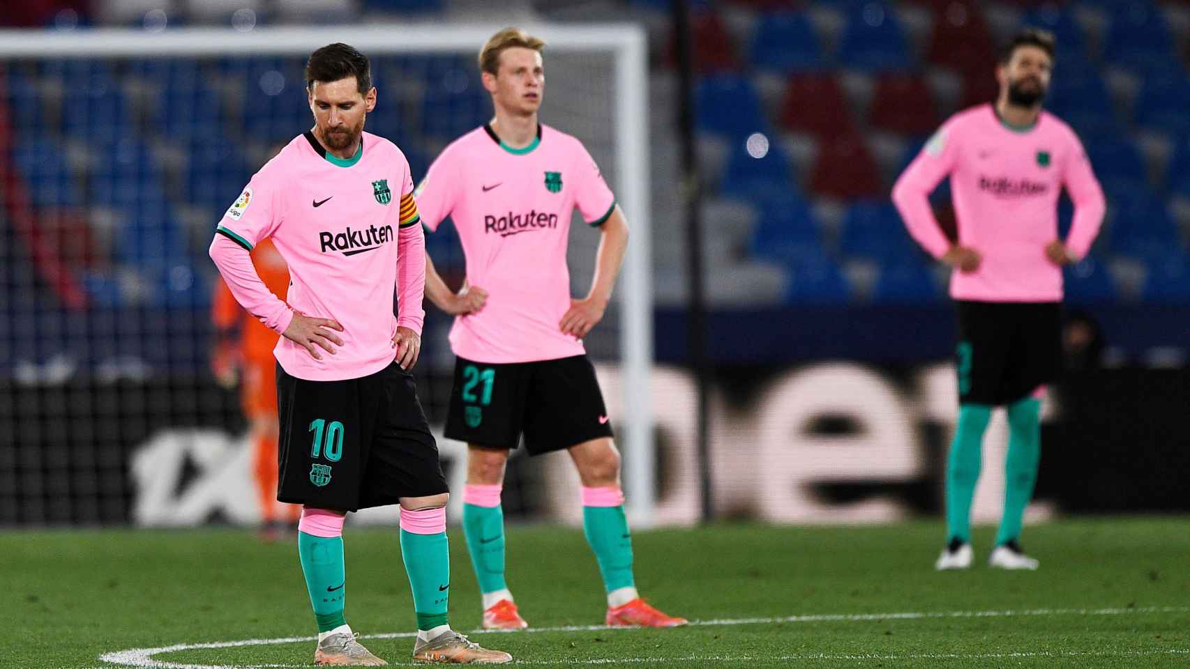 Los jugadores del Barça, lamentando el empate contra el Levante | EFE