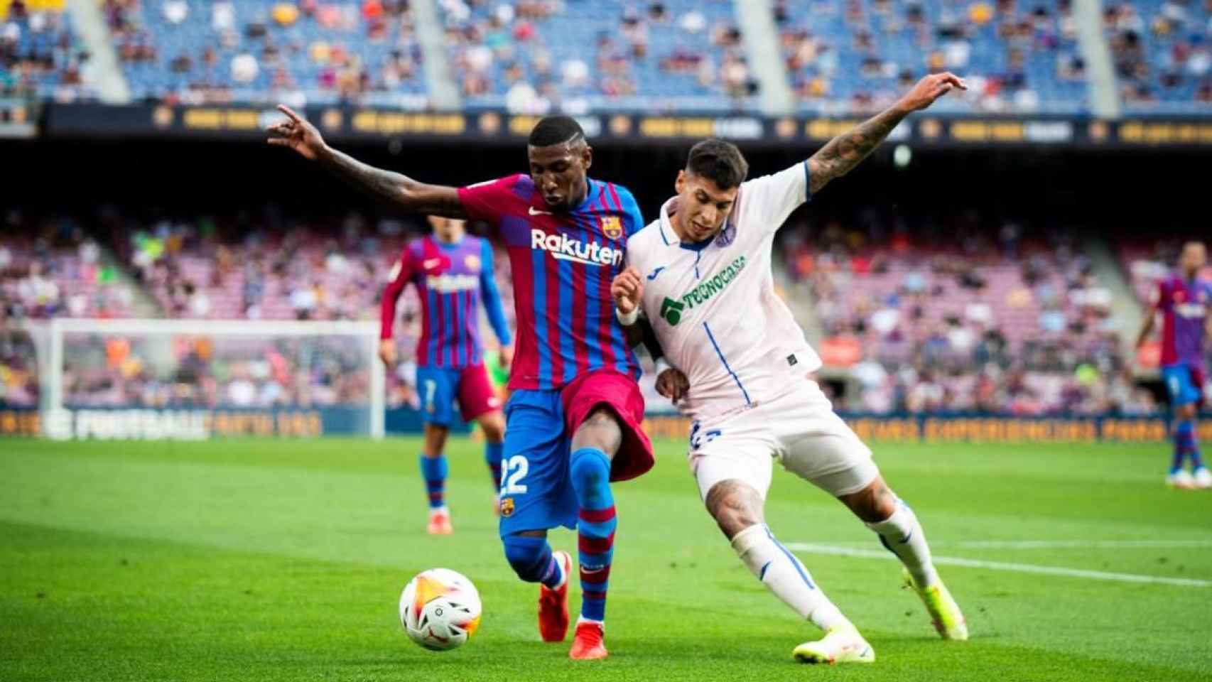 Emerson Royal luchando un balón contra el Getafe / FC Barcelona