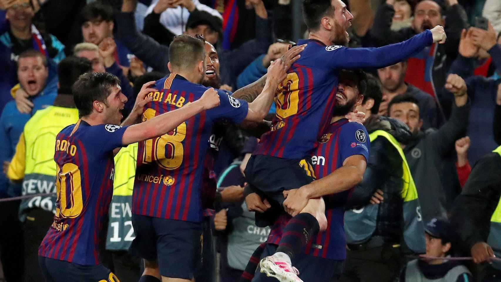 Leo Messi celebra su gol junto al resto de compañeros ante el Liverpool / EFE