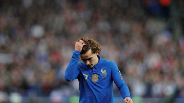 Griezmann lemantándose en una ocasión del Francia - Islandia / EFE