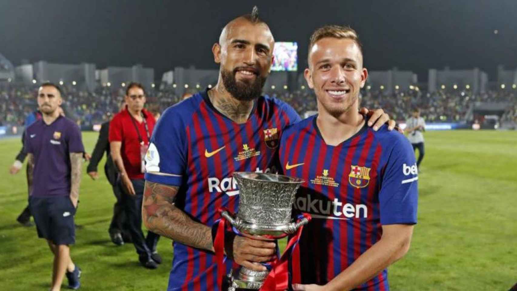 Arturo Vidal y Arthur sostienen la Supercopa de España, su primer título como jugadores del Barça / FCB