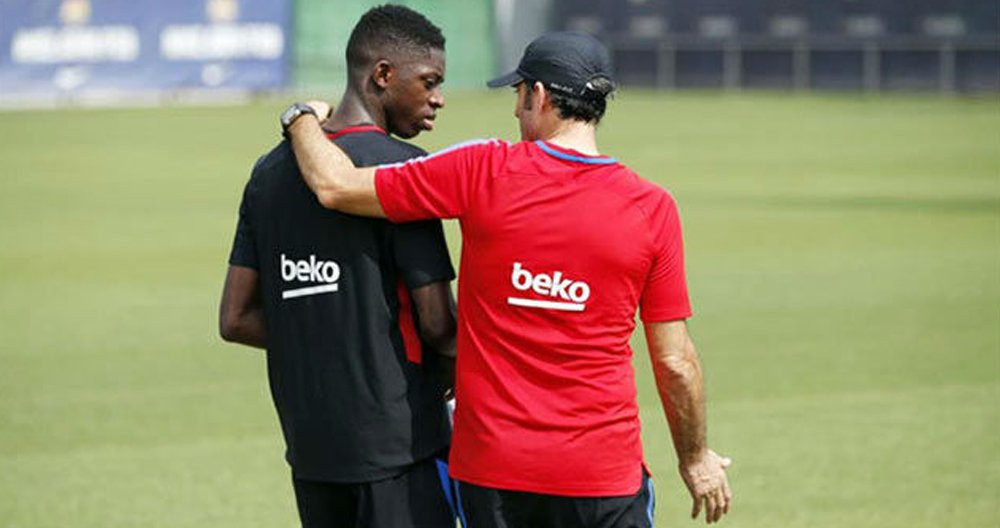 Valverde dialoga con Dembelé durante un entrenamiento del Barça / EFE