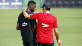 Valverde dialoga con Dembelé durante un entrenamiento del Barça / EFE