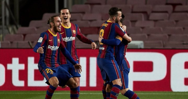 Los jugadores del Barça haciendo piña tras el gol de Messi / EFE