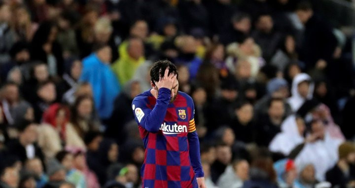 Messi lamentando una acción en el clásico / EFE