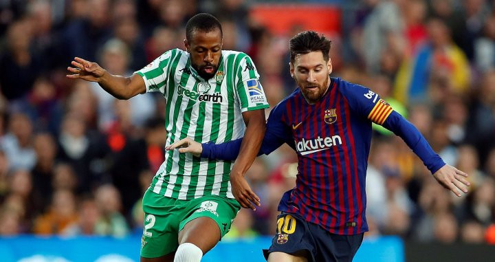 Leo Messi aguanta el Balón en el Barça-Betis / EFE