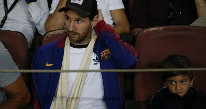 Leo Messi en el último clásico del Camp Nou co su hijo Thiago / EFE