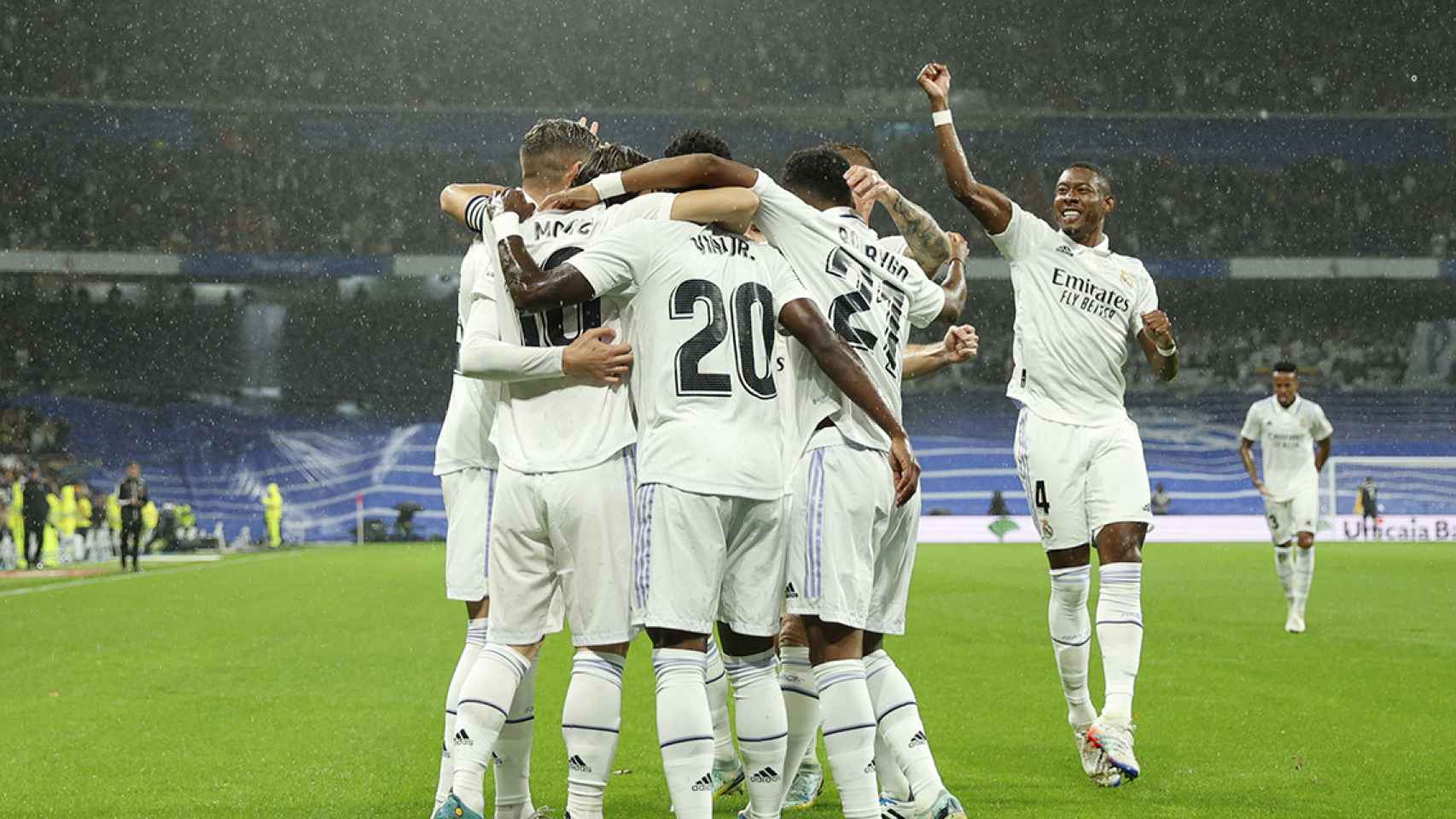 Los jugadores del Real Madrid celebran un gol anotado de su nueva estrella / EFE