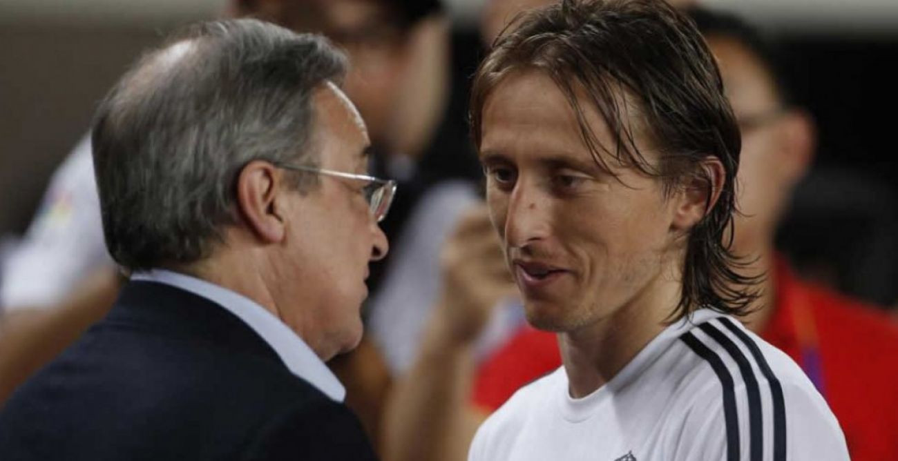 Modric, junto a Florentino Pérez en una imagen de archivo | EFE