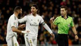 Benzema y Ramos reclamando una acción a Adrián Cordero Vega / EFE