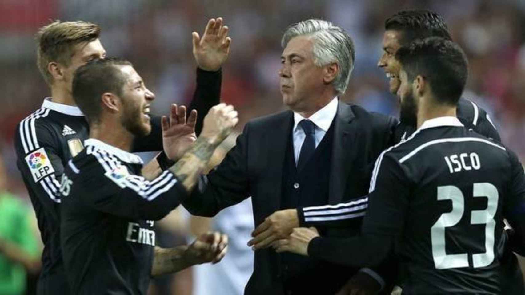 Ancelotti con Sergio Ramos e Isco / EFE