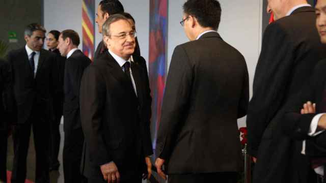 Florentino Pérez saludando a Bartomeu en el homenaje a Johan Cruyff / EFE