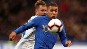 Mbappé controlando un balón en el Francia-Islandia / EFE