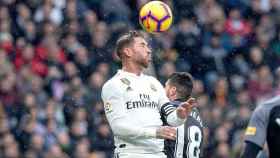 El defensa del Real Madrid Sergio Ramos (i) da un testarazo al balón ante el defensa del Sevilla FC SergioEscudero (d) / EFE