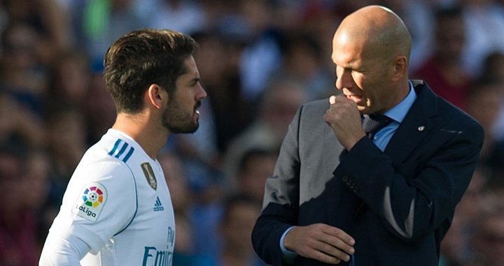 Isco, hablando con ZIdane en un partido del Real Madrid | EFE