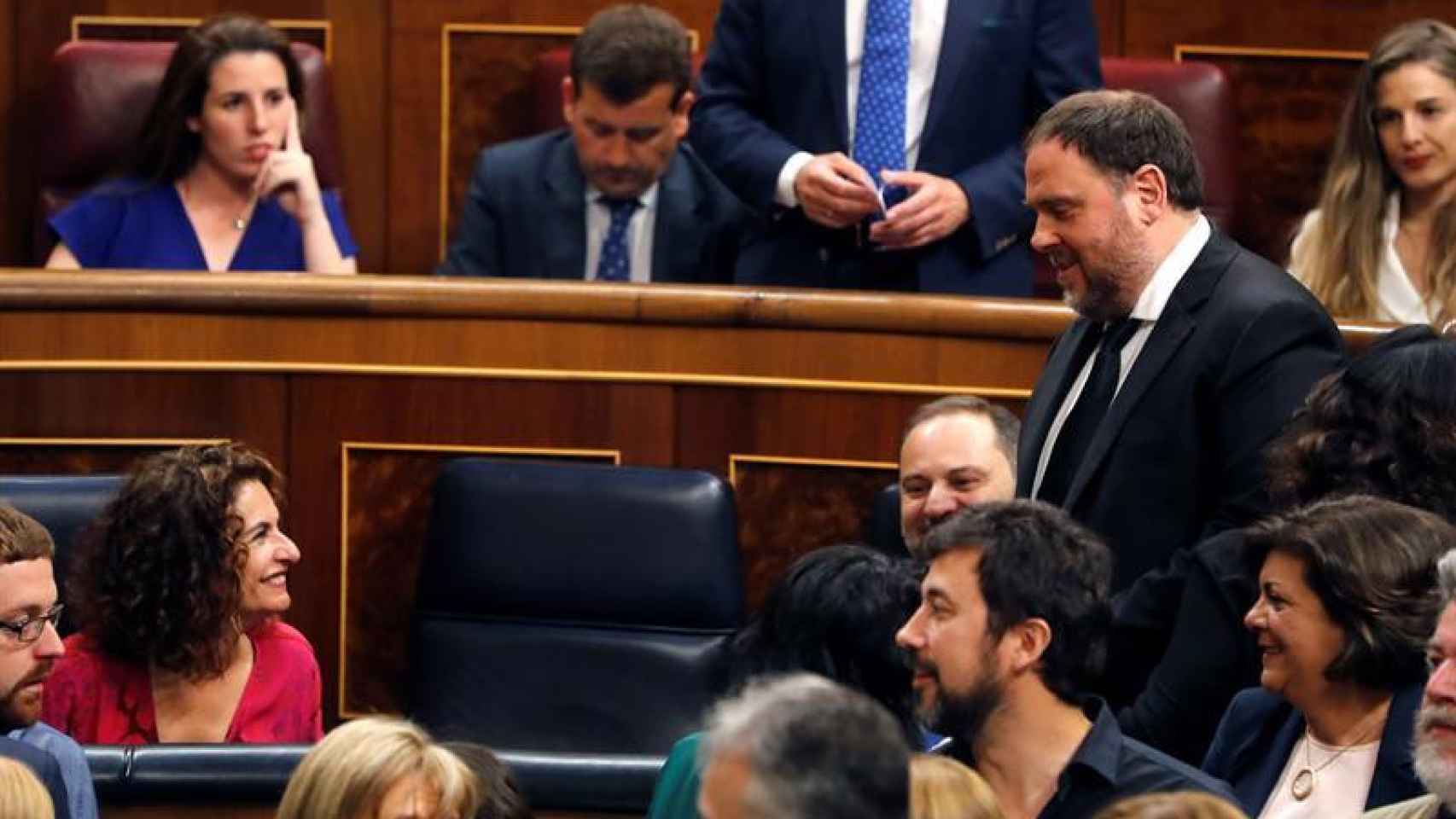 La llegada de Oriol Junqueras a la altura de la bancada del Gobierno en el hemiciclo del Congreso el día de su constitución / EFE