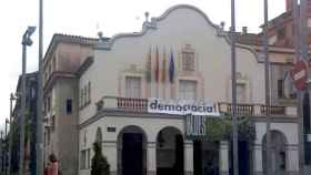 El Ayuntamiento de Cerdanyola del Vallès con la bandera española este miércoles / CG