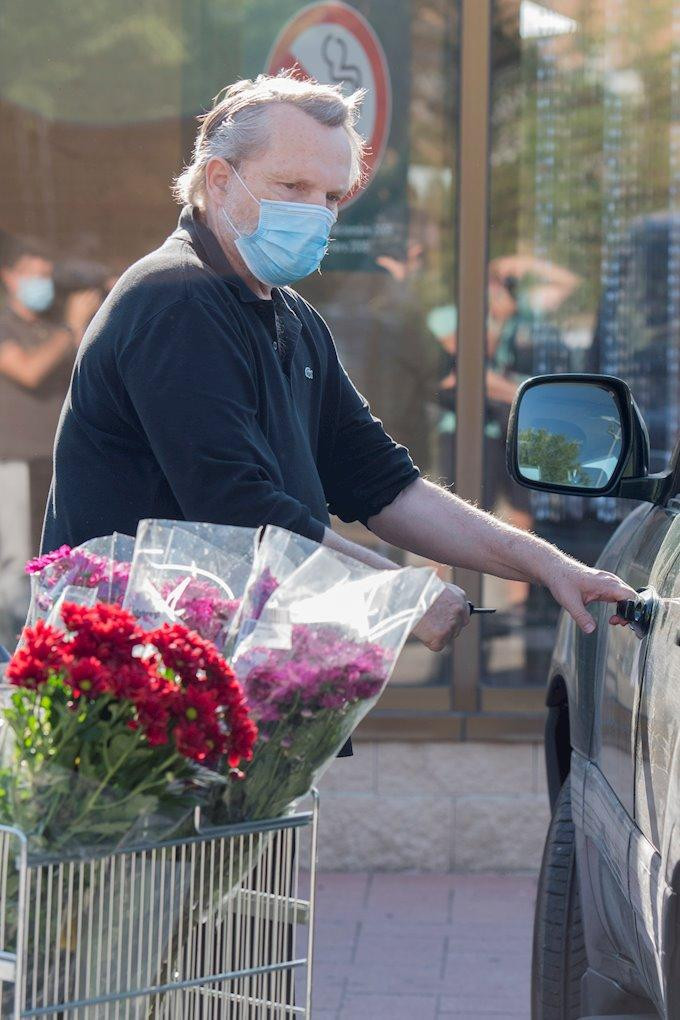 Miguel Bosé con un ramo de flores, a la salida de un supermercado / EP