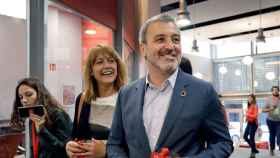 El candidato del PSC a la alcaldía de Barcelona, Jaume Collboni, junto a Laia Bonet / EFE