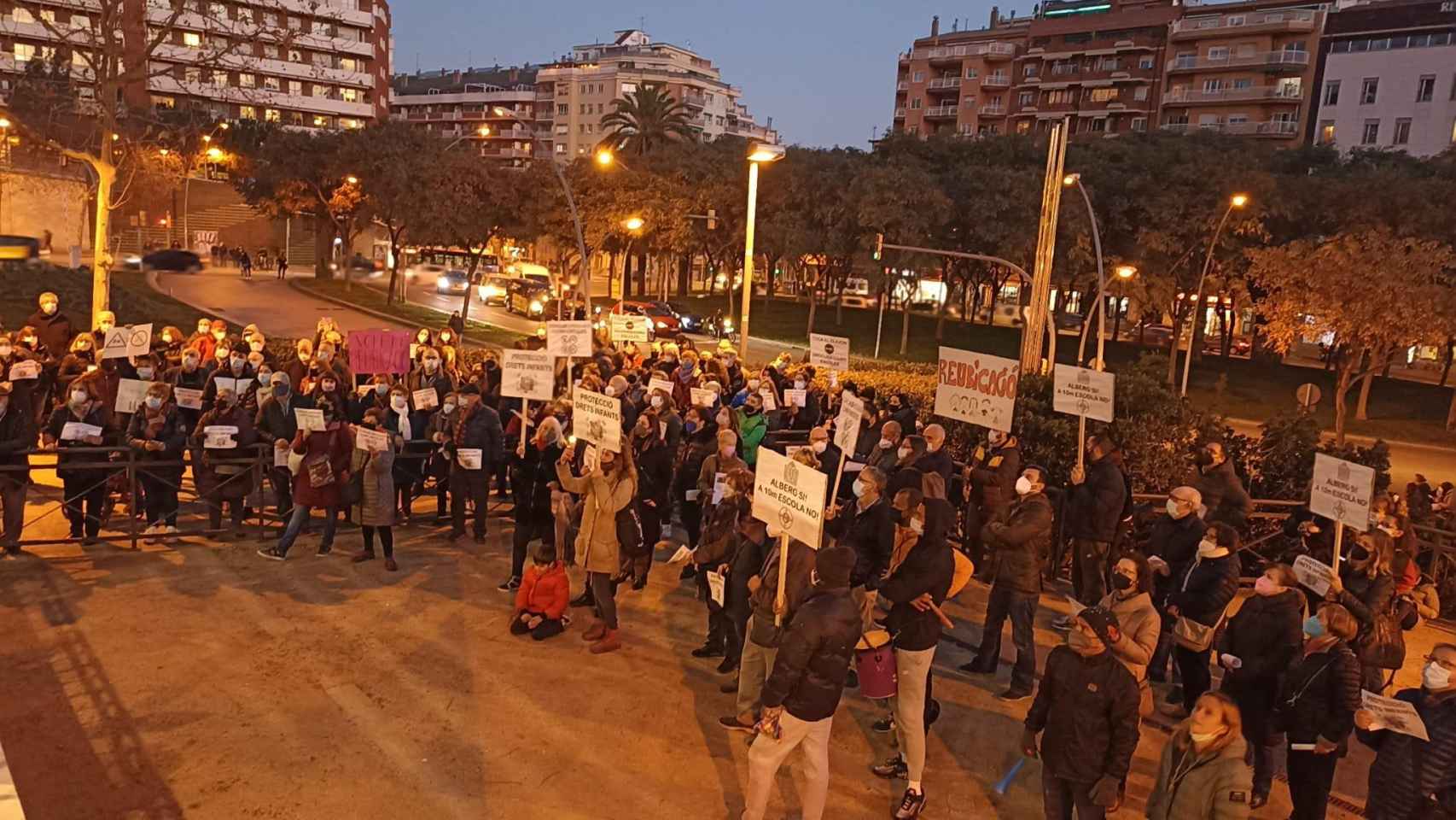 Vecinos y familiares de alumnos de la escuela Mas Casanovas, reclamando que se reubique el albergue de toxicómanos que el Ayuntamiento de Barcelona podrá junto al colegio / CG