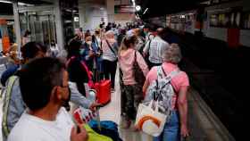 Varios pasajeros esperan un tren que no llega en la estación de Sants por la huelga de maquinistas de Renfe / ALEJANDRO GARCÍA - EFE