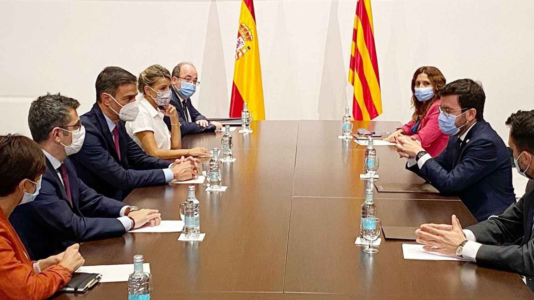 Los dos equipos negociadores de la mesa de diálogo entre Gobierno y Generalitat / GENCAT