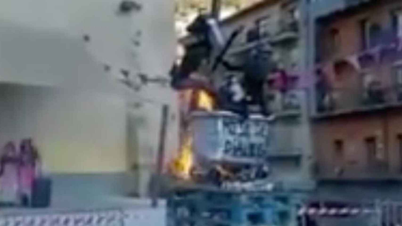 Radicales independentistas quemando policías y la mesa de diálogo en Ribes de Freser / TWITTER