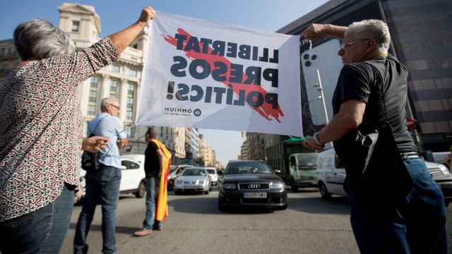 Dos personas cortan Paseo de Gràcia como rechazo a la sentencia del Supremo. Estudiantes y jubilados / EFE