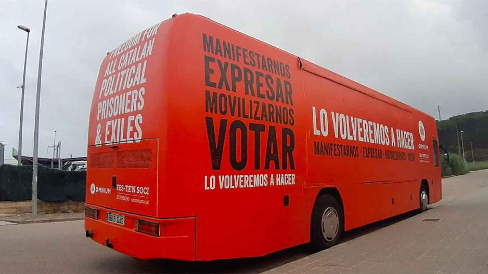 El autobús de la entidad independentista Òmnium Cultural que recorre la Costa Brava y el sur de Francia para hacer propaganda entre los turistas / CG