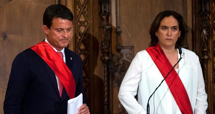 La alcaldesa de Barcelona, Ada Colau junto al concejal de Barcelona pel Canvi-Cs Manuel Valls / EFE