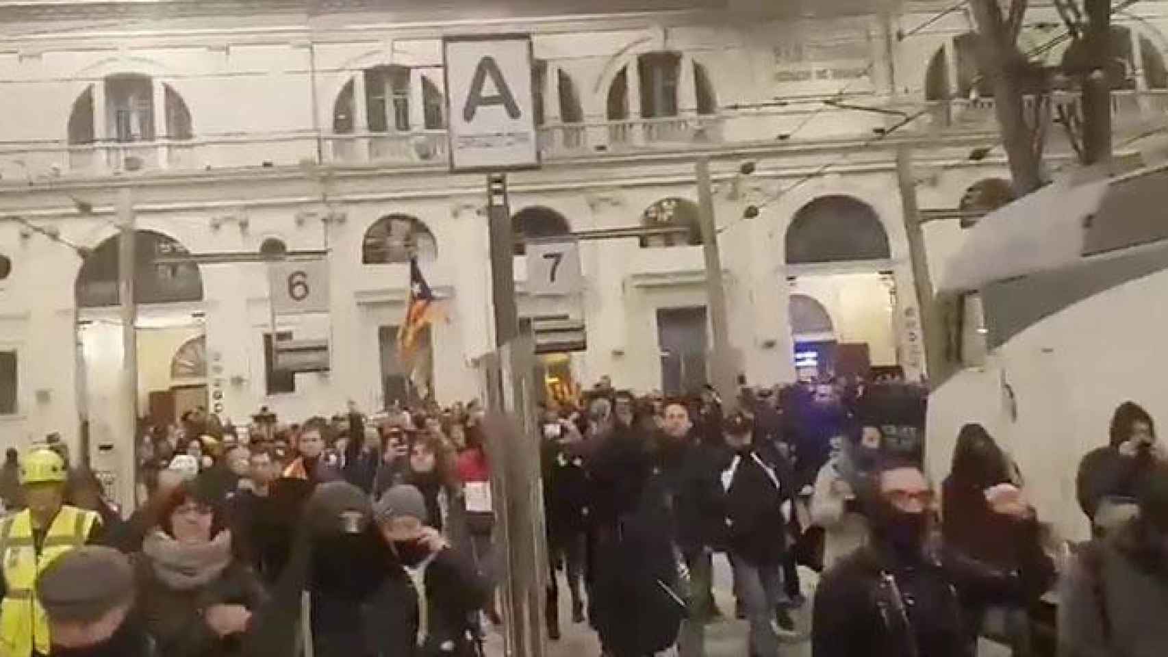 Independentistas entrando en la estación de Francia de Barcelona para ocupar las vías / TWITTER