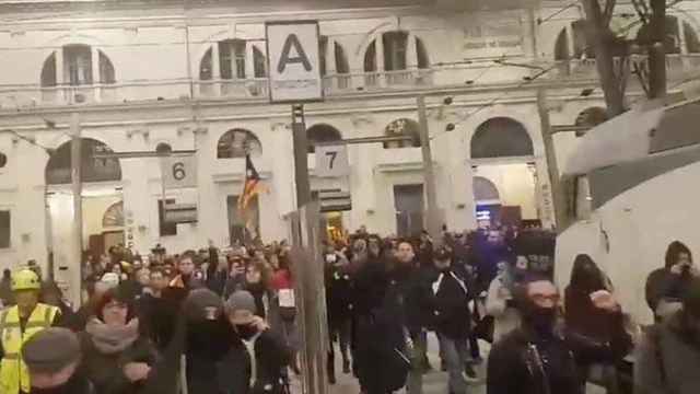 Independentistas entrando en la estación de Francia de Barcelona para ocupar las vías / TWITTER