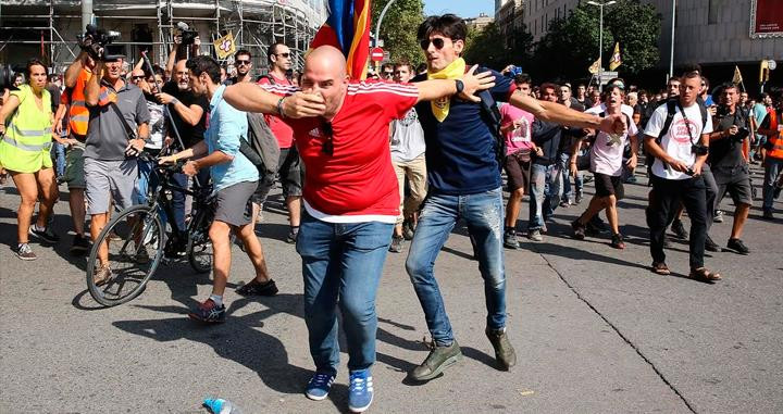 Un manifestante independentista agrede a otro de la marcha de Jusapol en Barcelona el 29 de septiembre / Atlas