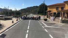 Un grupo de ancianos corta una carretera para conmemorar el 1-O / TWITTER