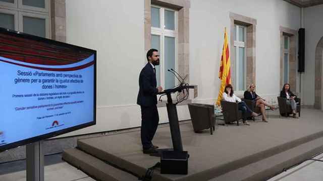 El presidente del Parlament, Roger Torrent, en la clausura de las jornadas a favor de la igualdad y contra el machismo en las cámaras parlamentarias / PARLAMENT