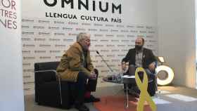 El escritor Quim Monzó, en la imagen con el vicepresidente de Òmnium Cultural, Marcel Mauri, forma parte de la intelectualidad independentista catalana / ÒMNIUM