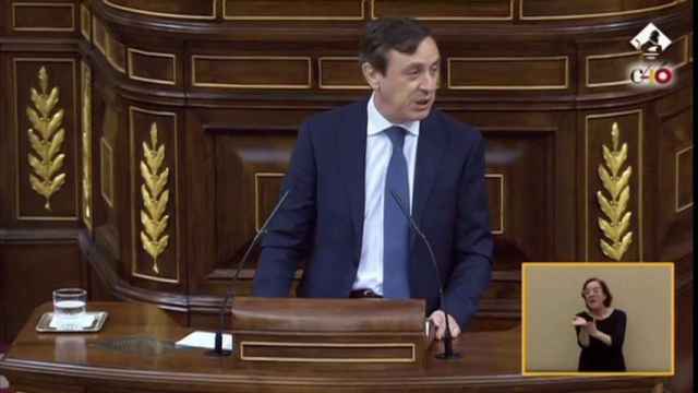 El portavoz del PP en el Congreso, Rafael Hernando, durante su intervención en el debate sobre la moción de censura contra Rajoy / CG