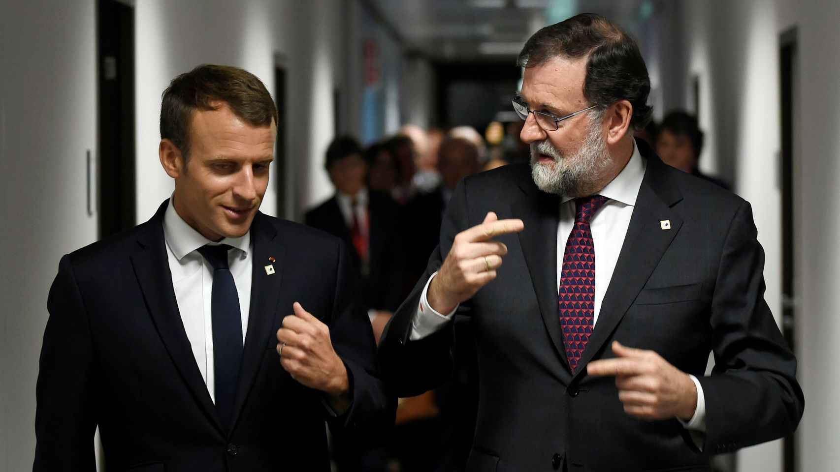 El presidente de Francia, Emmanuel Macron, y el presidente español, Mariano Rajoy, en su encuentro en Bruselas