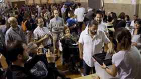 Ciudadanos votando en el 1-O en Cataluña, cuyos resultados quieren defender los comités de defensa del referéndum que se han reunido este sábado por la noche / EFE