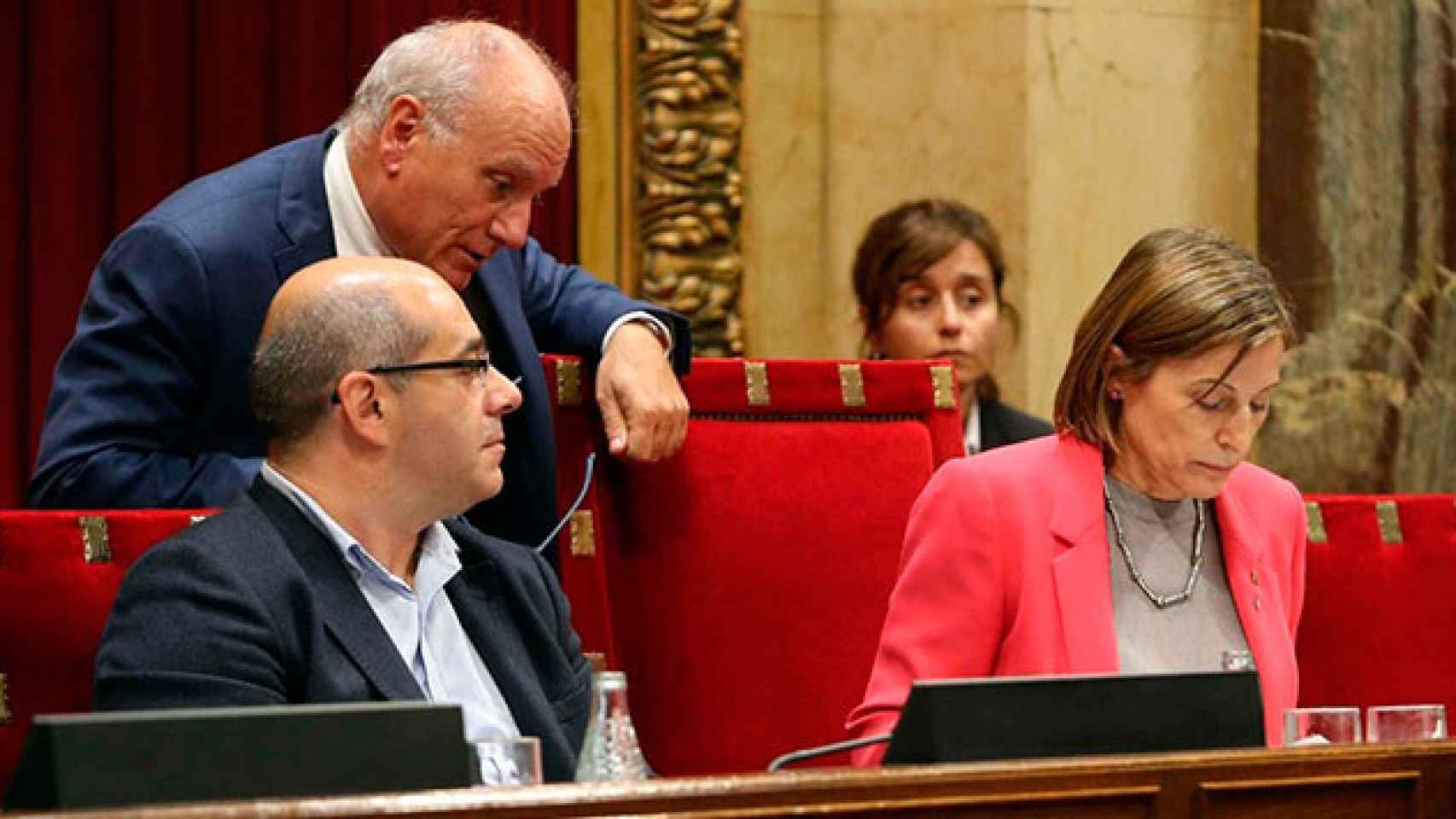 El secretario general del Parlament, Xavier Muro, de pie, detrás de la presidenta Carme Forcadell, y el vicepresidente primero Lluís Guinó / CG