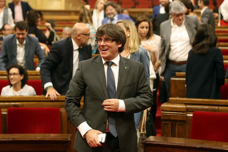 Carles Puigdemont se mostraba eufórico al término del pleno del Parlament que aprobó las dos grandes leyes de la desconexión / EFE