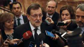 Mariano Rajoy rodeado de periodistas a su llegada hoy al Congreso de los Diputados / EFE