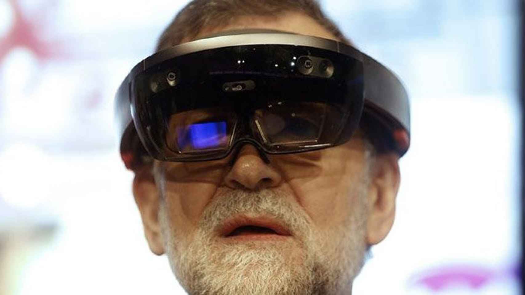 El presidente del Gobierno y líder del PP, Mariano Rajoy, con unas gafas de realidad virtual tras su llegada a la segunda jornada del XVIII Congreso nacional del partido / EFE