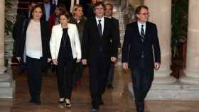 El presidente de la Generalitat, Carles Puigdemont; la alcaldesa de Barcelona, Ada Colau (I); la presidenta del Parlament, Carme Forcadell (2I); y el expresidente Artur Mas, a su llegada a la segunda reunión del Pacto Nacional por el Referéndum / EFE