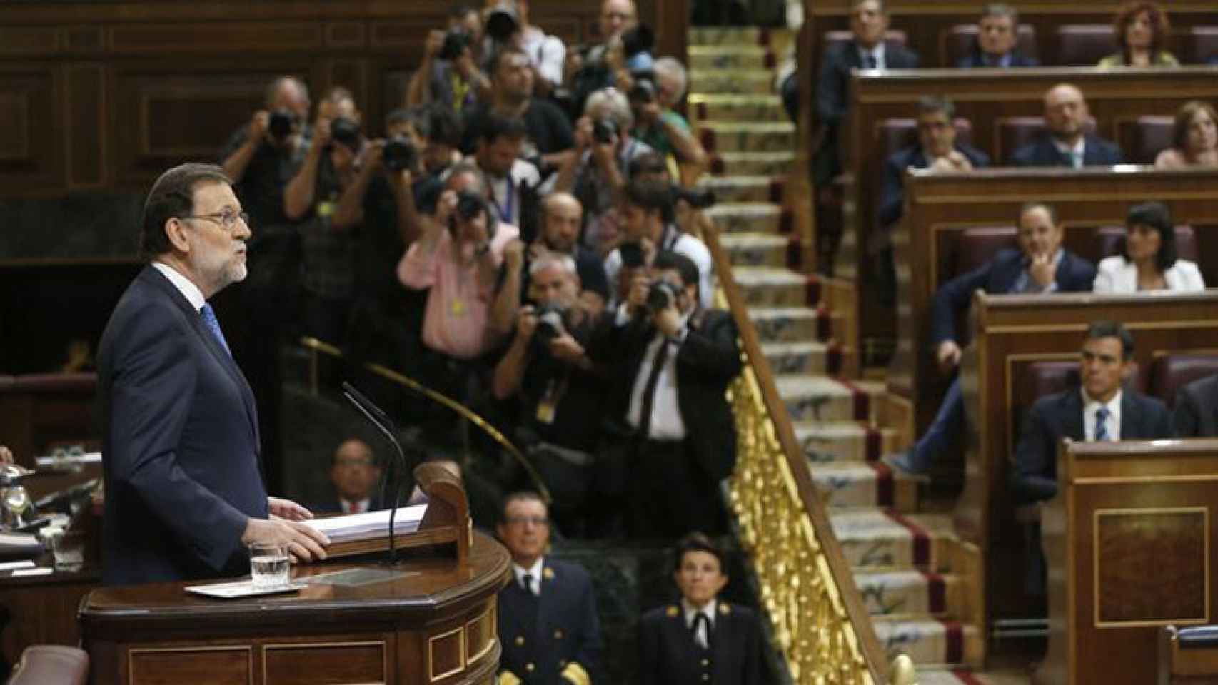 El presidente en funciones Mariano Rajoy se somete a la sesión de investidura ante la mirada atenta del socialista Pedro Sánchez. / EFE