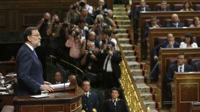 El presidente en funciones Mariano Rajoy se somete a la sesión de investidura ante la mirada atenta del socialista Pedro Sánchez. / EFE